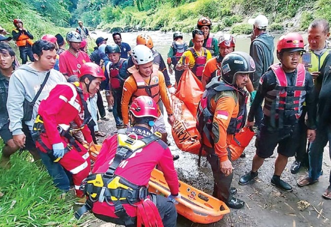 TENGGELAM: Jenazah Tito ditemukan di dasar Sungai Brantas yang jaraknya 500 meter arah timur dari titik awal dia melompat di Jembatan Jalan Soekarno-Hatta kemarin. (BIYAN MUDZAKY HANINDITO/RADAR MALANG)