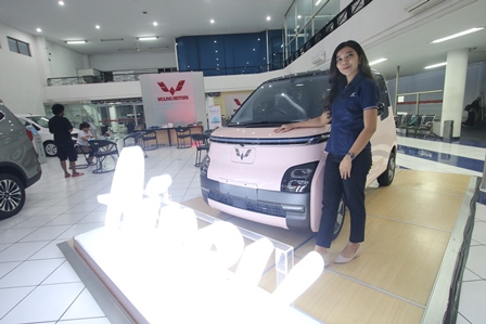 RAMAH LINGKUNGAN: Mobil listrik terpajang di Wuling Perdana Motor merupakan salah satu model kendaraan roda empat yang diminati konsumen. (Darmono/Radar Malang)