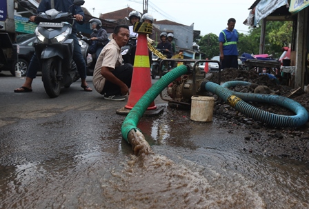 PERBAIKAN: Pekerja menggali tanah, kemudian menyambung pipa Perumda Tugu Tirta di Jalan Halmahera kemarin (11/5). (Darmono/Radar Malang)