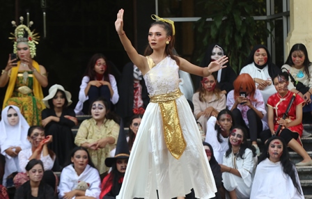 SENI BUDAYA: Satu per satu, mahasiswi Prodi Pendidikan Seni Tari dan Musik (PTSM) Universitas Negeri Malang (UM) memperagakan tarian Nusantara kemarin. (Darmono/Radar Malang)