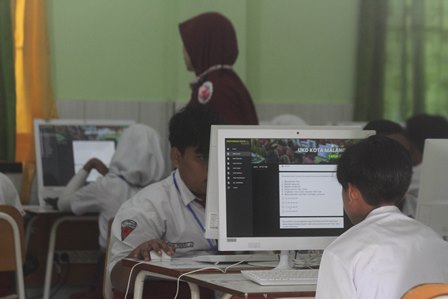 SERIUS: Siswa-siswi SDN Tasikmadu 2 mengikuti Ujian Kompetensi Daerah (UKD) hari pertama kemarin (8/5) (Suharto/Radar Malang)