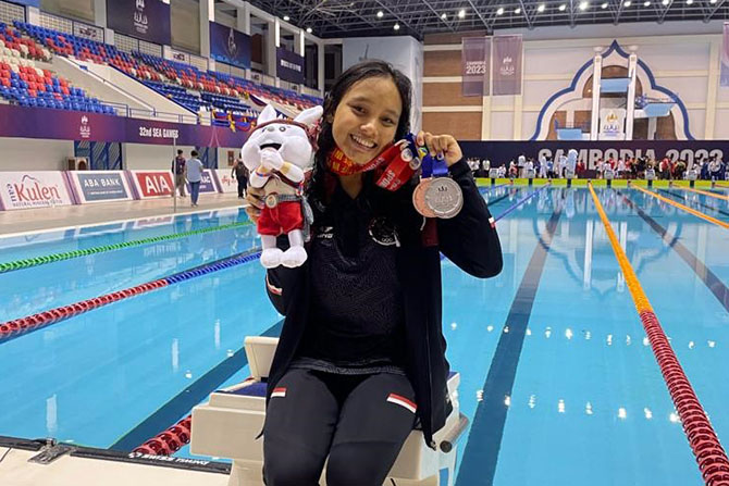 LANGGANAN JUARA: Katherina Eda Rahayu menunjukkan tiga medali yang diraihnya dalam SEA Games 2023 di Kamboja, 17 Mei lalu.(Katherina Eda Rahayu for Radar Malang)