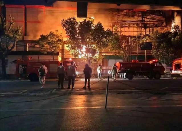 MEMBARA : Kebakaran masih terjadi di Malang Plaza Jalan H Agus Salim Kota Malang sampai pagi hari ini.