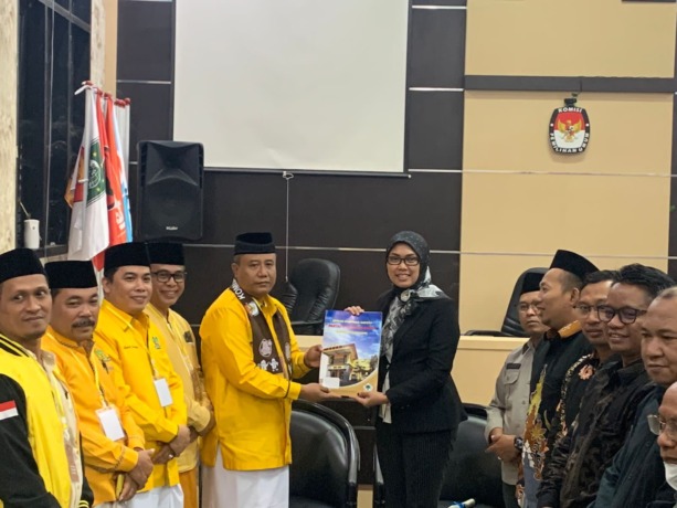 Siadi SH, Ketua DPD Golkar Kabupaten Malang bersama jajaran menyerahkan berkas pendaftaran caleg kepada Ketua KPU Kabupaten Malang Anis Suhartini, Minggu (14/5)