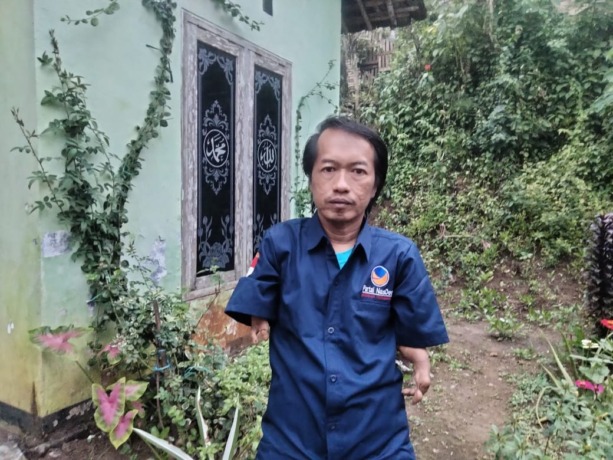 PERJUANGKAN NASIB DISABILITAS: Ahmad Sanai berseragam Partai Nasdem sebelum mendaftar bacaleg di kantor KPU Kota Malang. (Ahmad Sanai for Radar Malang)