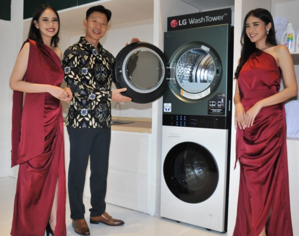 Jay Jang, Marketing and Relations Director of LG Electronics Indonesia (dua dari kiri) menunjukkan mesin cuci yang menjadi salah satu produk unggulan LG Electronik.