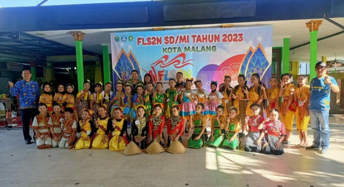 SIAP BERTANDING : Finalis Kategori Seni Tari FLS2N Kota Malang berfoto bersama sebelum seleksi dimulai.