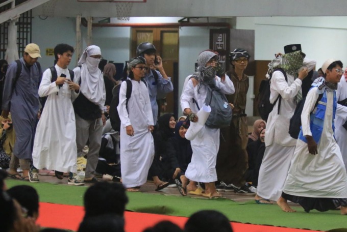 TIMUR TENGAH : Fashion show mahasiswa UIN berbalut kultur Timur Tengah. (Suharto/Radar Malang)