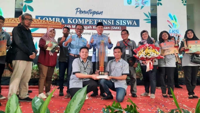 JAWARA LKS : Kepala Dinas Pendidikan Provinsi Jawa Timur Dr Ir H. Wahid Wahyudi MT memberikan piala Juara Umum LKS Jatim, Jum