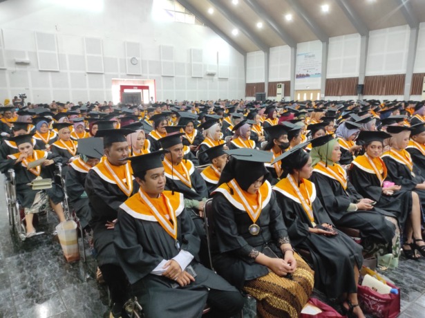Ratusan mahasiswa Universitas PGRI Kanjuruhan Malang (Unikama) mengikuti prosesi wisuda, Sabtu (27/5)