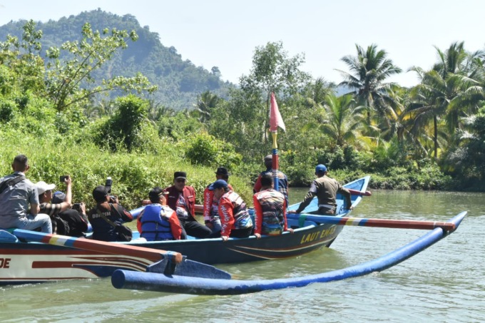 Wakil Bupati Malang Didik Gatot Subroto san rombongan menyusuri pantai perawan di kawasan Desa Sidoasri, Sumbermanjing Wetan. Agenda ini merupakan salah satu bagian dari Jelajah Desa Wisata Putaran ketujuh