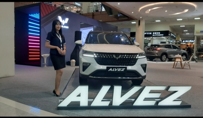 Wuling Alvez, unit terbaru dari Wuling yang dipamerkan di lantai dasar Malang Town Square hingga Minggu (14/5) mendatang. Fitur canggih dan interior yang modern menjadi daya tarik tersendiri bagi konsumen.