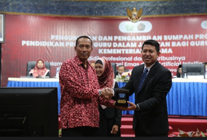 Rektor UMM Prof Dr Faizan MPd menyerahkan cinderamata kepada Dr. Mustofa Fahmi M.Ed, Sabtu (20/5) kemarin.