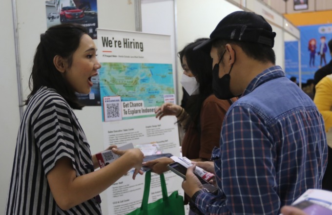 TANYA JAWAB: Salah satu pencari kerja menanyakan posisi yang diincar ke penjaga stan job fair di UM, kemarin siang. (darmono/radar malang)