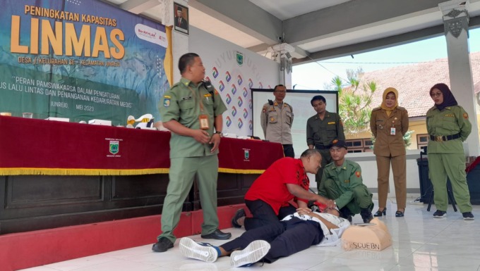 TANGANI PASIEN: Anggota Linmas Kecamatan Junrejo latihan memberikan pertolongan pertama memompa jantung ketika korban henti napas, (23/5).