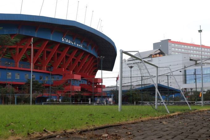 SEGERA BEROPERASI LAGI: Lapangan luar Stadion Gajayana segera beroperasi lagi mulai Juni mendatang dengan konsep mini soccer. (darmono/radar malang)