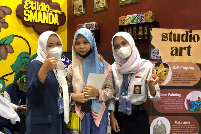 BERANI BEDA : Siswi SMAN 2 Malang, memamerkan karya studio art mereka di salah satu pameran beberapa waktu lalu.