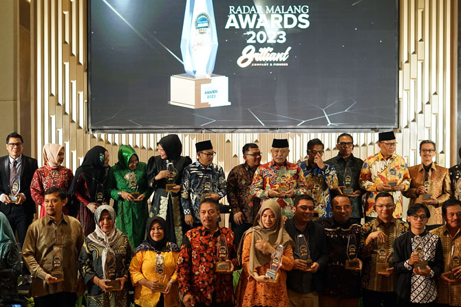 SUASANA : Kegayengan acara Radar Malang Award 2023 sesaat setelah penyerahan penghargaan dan foto bersama. (Darmono/Radar Malang)
