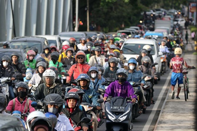 MACET : Pertumbuhan penduduk di Kota Malang membuat jalanan semakin macet. (Darmono/Radar Malang)