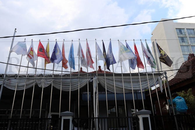 BENDERA : Barisan bendera partai di depan kantor KPU Kota Malang. (Darmono/Radar Malang)