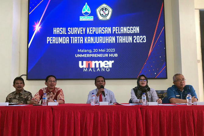 PAPARKAN : Dirut Perumda Tirta Kanjuruhan memaparkan hasil survei kepuasan pelanggan dan sosialisasi penyesuaian tarif tahap III. (fino/radarmalang)
