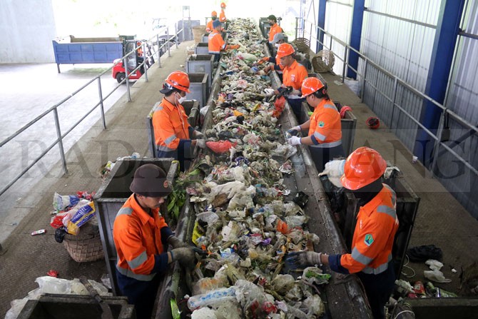 KELOLA : Pemilahan sampah di TPA Supit Urang Kota Malang. (Suharto/Radar Malang)