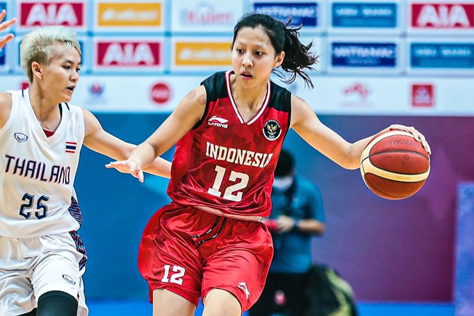 TAMPIL PRIMA: Adelaide Callista Wongsohardjo berupaya melewati pemain timnas putri Thailand di SEA Games 2023 Kamboja. (Adelaide Callista Wongsohardjo for Radar Malang)