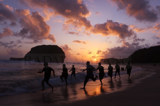 UTAMAKAN KENYAMANAN: Salah satu rombongan wisatawan menikmati momen sunset di Pantai Ngudel, Sabtu lalu (13/5). Jumlah kunjungan di sana selalu tinggi saat akhir pekan. (Darmono / Radar Malang)