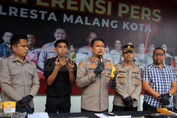 PAPARAN : Kapolresta Malang Kota Kombes Pol Budi Hermanto memaparkan hasil investigasi Laboratorium Forensik Polda Jatim terkait kebakaran Malang Plaza. (Suharto/Radar Malang)
