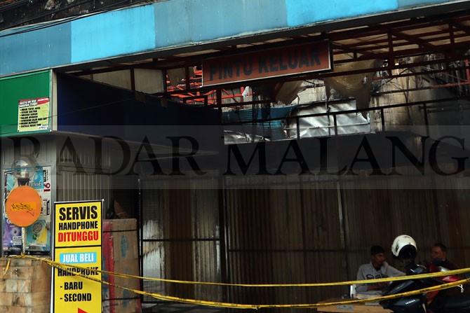 LOKASI : Area pintu masuk dan pintu keluar Malang Plaza ditutup seng. (Darmono/Radar Malang)