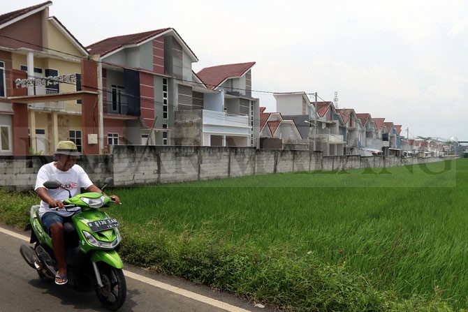 MEPET SAWAH : Perumahan di Kota Malang berimpitan dengan sawah. (Darmono/Radar Malang)