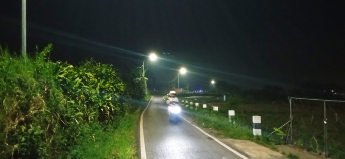 TERANG: Suasana di jalan tembus Pandanrejo-Temas yang sudah dipasang PJU.