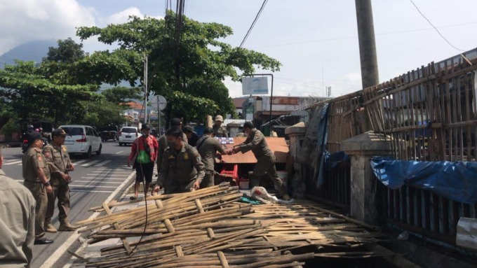 DITERTIBKAN: Petugas Satpol PP Kota Batu membongkar lapak ilegal milik PKL, Senin (8/5).
