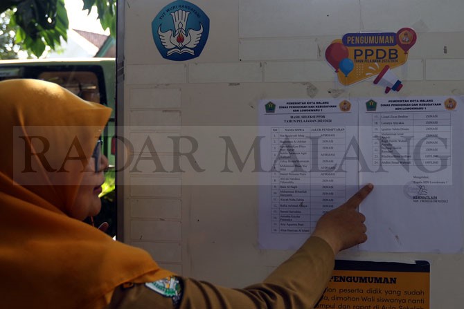 TUNJUK : Pengumuman PPBD di SDN Lowokwaru 1. (Darmono/Radar Malang)