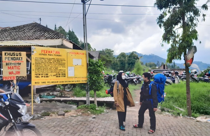 SIAP MENDAKI: Sejumlah pendaki bersiap untuk naik Gunung Panderman.