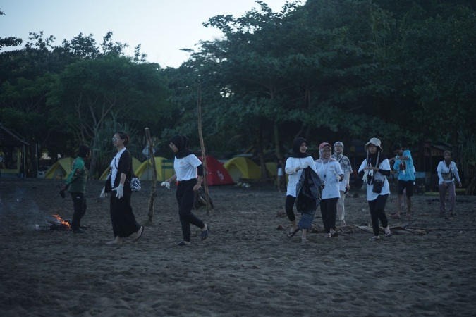 BERI CONTOH: Peserta mengumpulkan sampah Pantai Ungapan di Desa Gajahrejo, Kecamatan Gedangan, kemarin (1/5). (Globalvoyages Indonesia for Radar Malang)