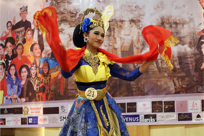 CINTA SENI TARI: Marsa Adristicita membawakan tari gading alit khas Kota Malang dalam sesi penilaian di tempat karantina, awal Mei lalu.(Marsa Adristicita R. A. For Radar Malang)