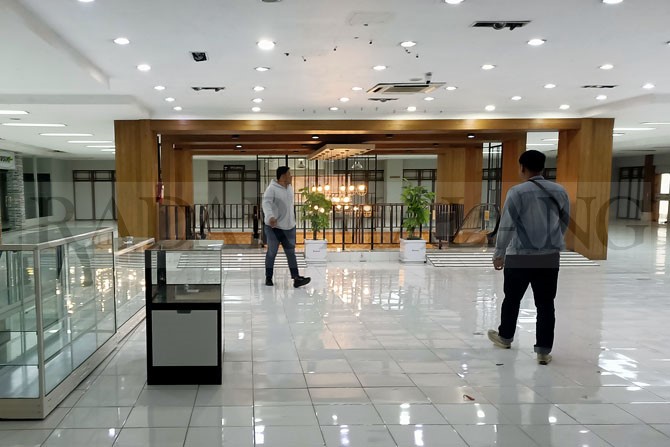 MASIH KOSONG: Lantai dua Mal Sarinah akan menjadi tempat baru bagi sekitar 100 pedagang terdampak kebakaran Malang Plaza. Hingga kemarin masih dilakukan persiapan, seperti pengadaan etalase dan pemasangan instalasi listrik.(SUHARTO/RADAR MALANG)