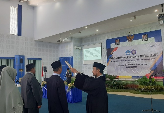 SUMPAH : Prosesi pelantikan pejabat Polinema.