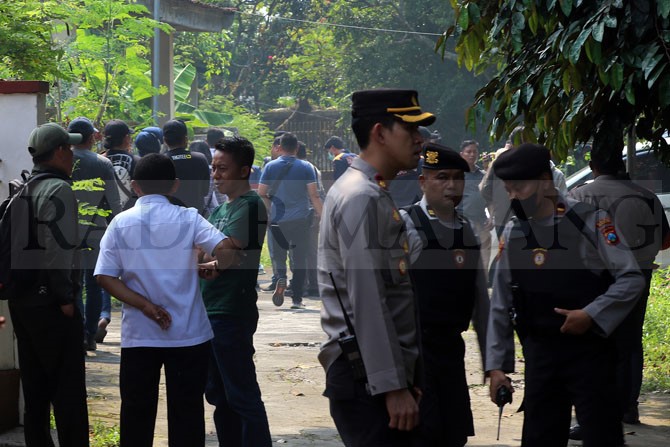 PENGGELEDAHAN PERTAMA: Salah satu rumah di RT 7, RW 2, Jalan Diponegoro, Kelurahan Lawang, Kecamatan Lawang, Kabupaten Malang digeledah anggota Densus 88, kemarin siang. (DARMONO / RADAR MALANG)