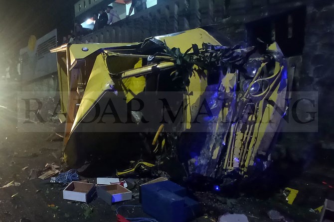SESAT : Pengendara truk sapi tidak mengetahui medan curam Klemuk. (Moh. Rizal/Radar Malang)