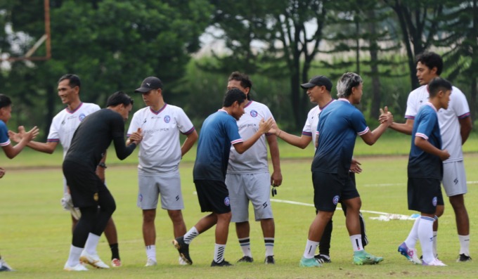 HALALBIHALAL: Pemain dan pelatih Arema FC bersalam-salaman sebelum memulai latihan di Lapangan Dirgantara Lanud Abdulrachman Saleh kemarin sore (3/5). (Darmono / Radar Malang)