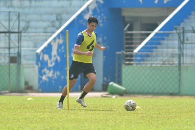 DINILAI ULANG: Center back lokal Syaeful Anwar mulai gabung latihan Arema FC di Stadion Gajayana, kemarin. Di musim lalu, dia terpaksa absen akibat cedera lutut. (Suharto / Radar Malang)