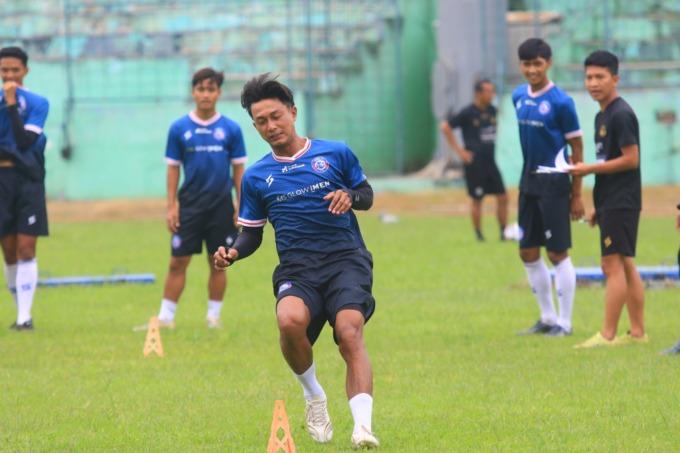 MASIH SAKIT: Kapten Arema FC Jhon Alfarizi ambil bagian dalam sesi tes fisik, pekan lalu. (Suharto / Radar Malang)