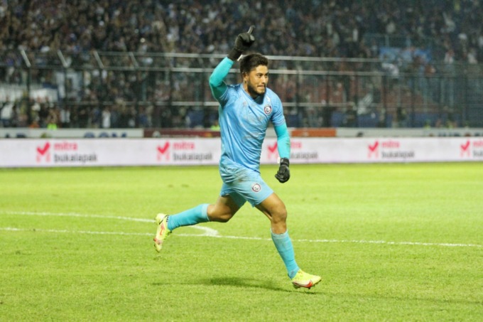 BANYAK KENANGAN: Adilson Maringa melakukan selebrasi bersama Arema FC, musim lalu. Musim depan, dia bakal berkostum Bali United. (Suharto / Radar Malang)