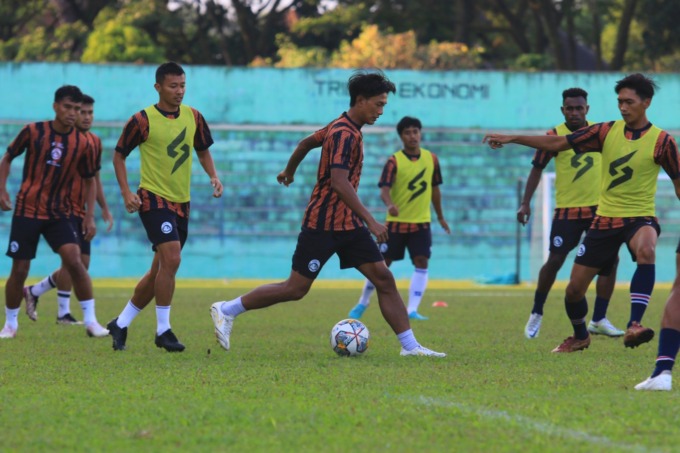 MASIH KOMUNIKASI: Penggawa-penggawa Arema FC melakoni sesi game internal di Stadion Gajayana, kemarin sore (22/5). (Suharto / Radar Malang)
