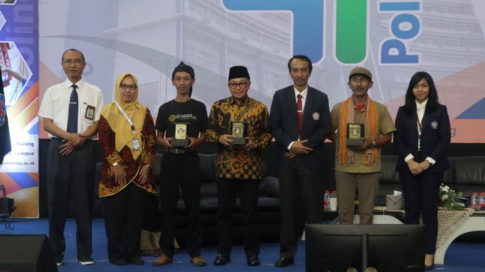 LESTARIKAN BUDAYA: Wali Kota Malang Drs H Sutiaji (tengah) bersama Direktur Polinema Supriyatna Adhisuwignjo ST MT (tiga dari kanan) dan para pembicara talkshow Mengangkat Budaya Batik Saman, Khas Kota Malang. (ima/radar malang)