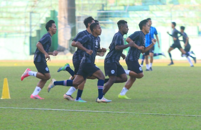 WAJIB PERFORM: Pemain-pemain Arema FC berlatih di Stadion Gajayana, Kamis lalu (25/5). Progres mereka terus dipantau oleh tim pelatih. (Suharto / Radar Malang)