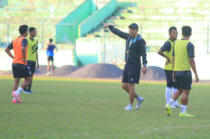 SIAPKAN BEBERAPA RENCANA: Pelatih Joko Susilo (tiga dari kanan) memberi instruksi kepada anak asuhnya di Stadion Gajayana, Kamis lalu (25/5). (Suharto / Radar Malang)