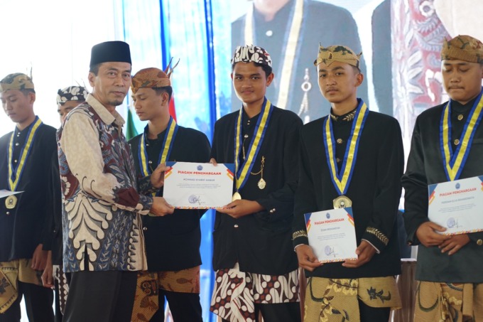 JAGA NAMA BAIK SEKOLAH: Rektor Universitas Muhammadiyah Sidoarjo Dr Hidayatullah (depan, kiri) memberikan penghargaan kepada siswa berprestasi SMK Muhammadiyah 7 Gondanglegi Sabtu (27/5).